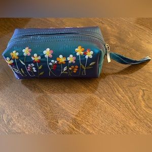 Wrist Bag Green silk material with pretty flowers embroidered